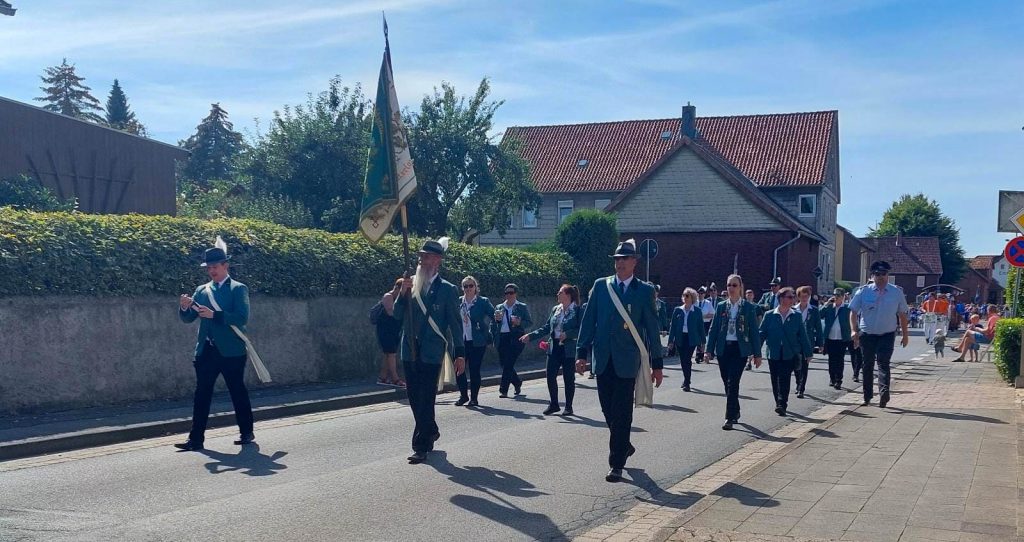 Der Schützenklub Algermissen beim Umzug des Volksfestes